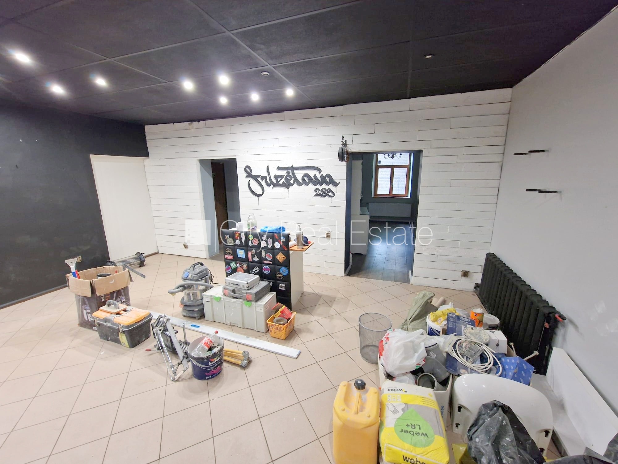 Объявление. Фасадный дом, закрытый двор, место для машины, вход с улицы, окна выходят на улицу, одно помещение Цена: 280 EUR/мес. Foto #5