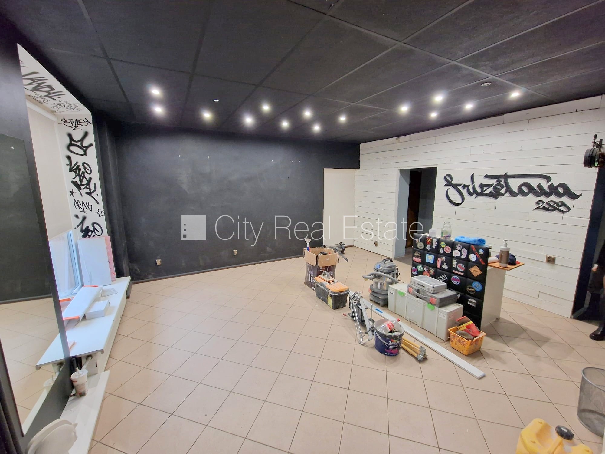 Объявление. Фасадный дом, закрытый двор, место для машины, вход с улицы, окна выходят на улицу, одно помещение Цена: 280 EUR/мес. Foto #7