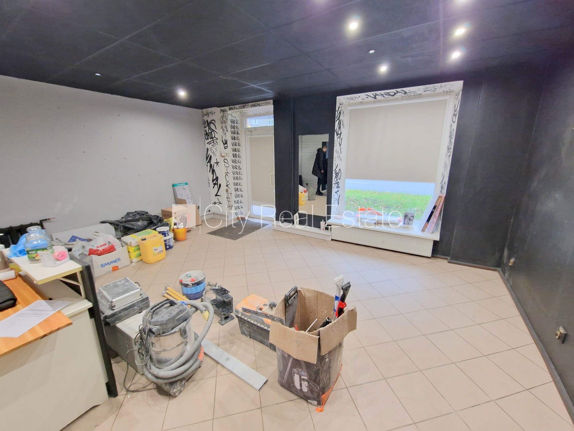 Объявление. Фасадный дом, закрытый двор, место для машины, вход с улицы, окна выходят на улицу, одно помещение Цена: 280 EUR/мес. Foto #10