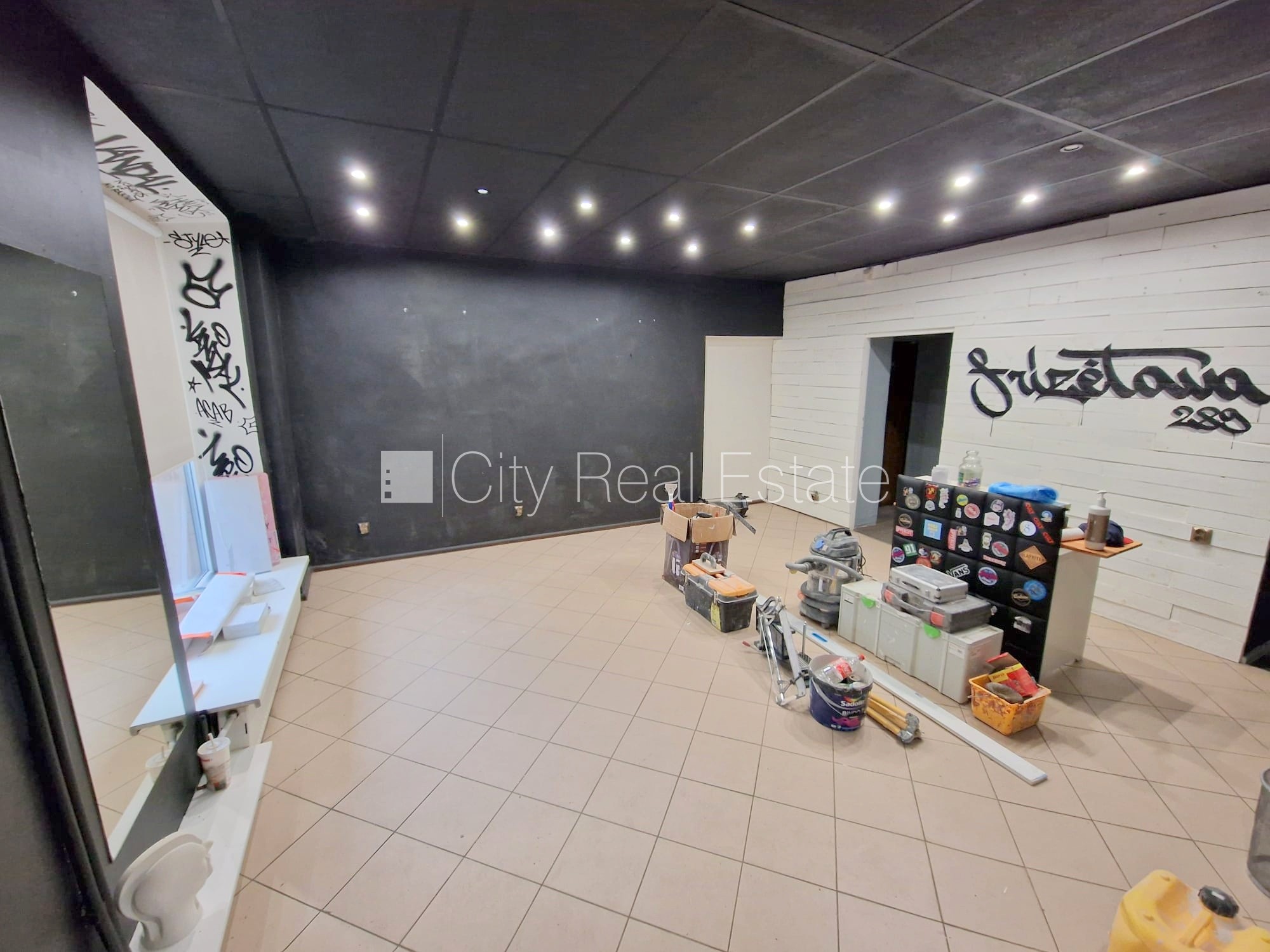 Объявление. Фасадный дом, закрытый двор, место для машины, вход с улицы, окна выходят на улицу, одно помещение Цена: 280 EUR/мес. Foto #13