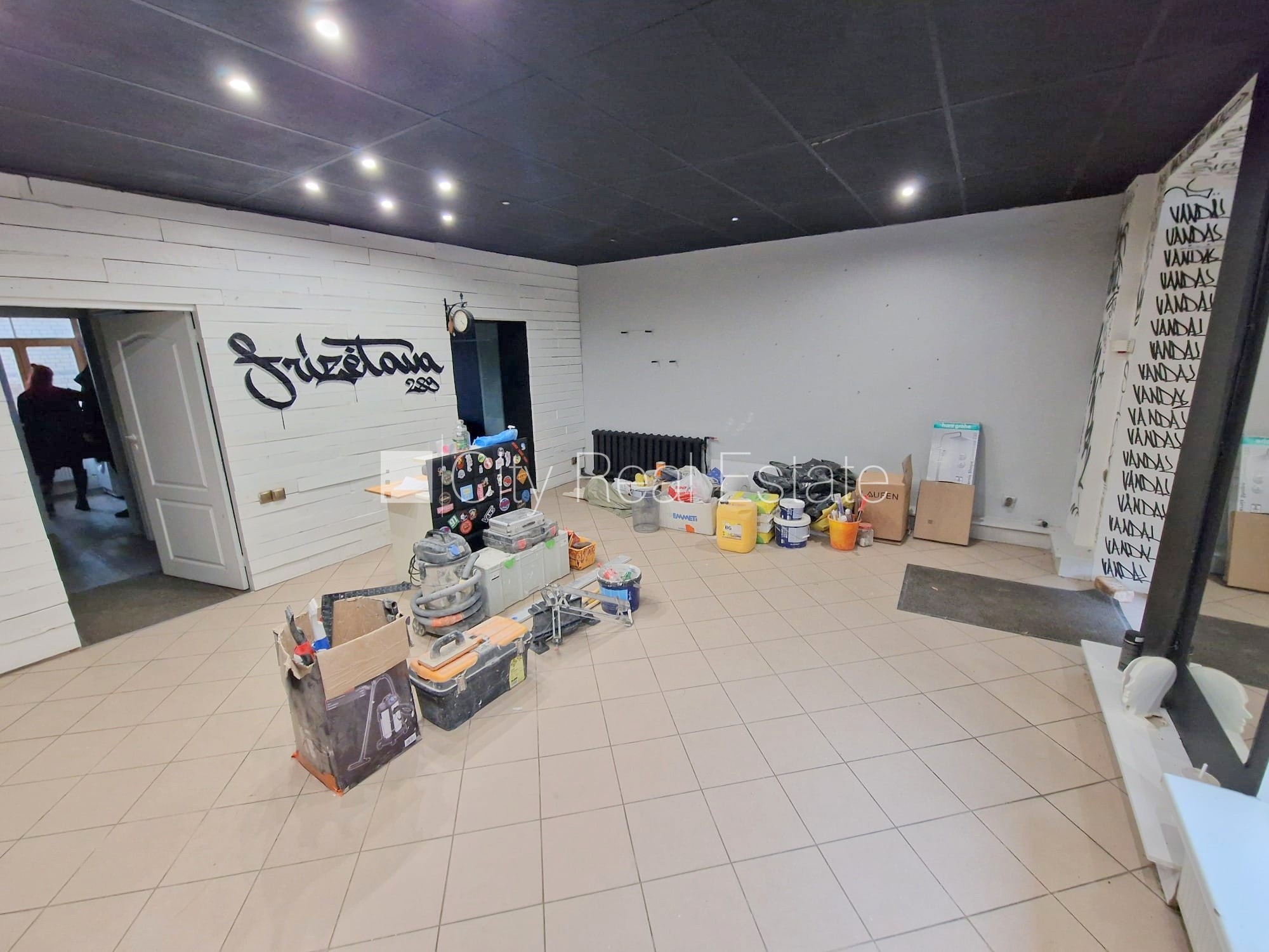 Объявление. Фасадный дом, закрытый двор, место для машины, вход с улицы, окна выходят на улицу, одно помещение Цена: 280 EUR/мес. Foto #14