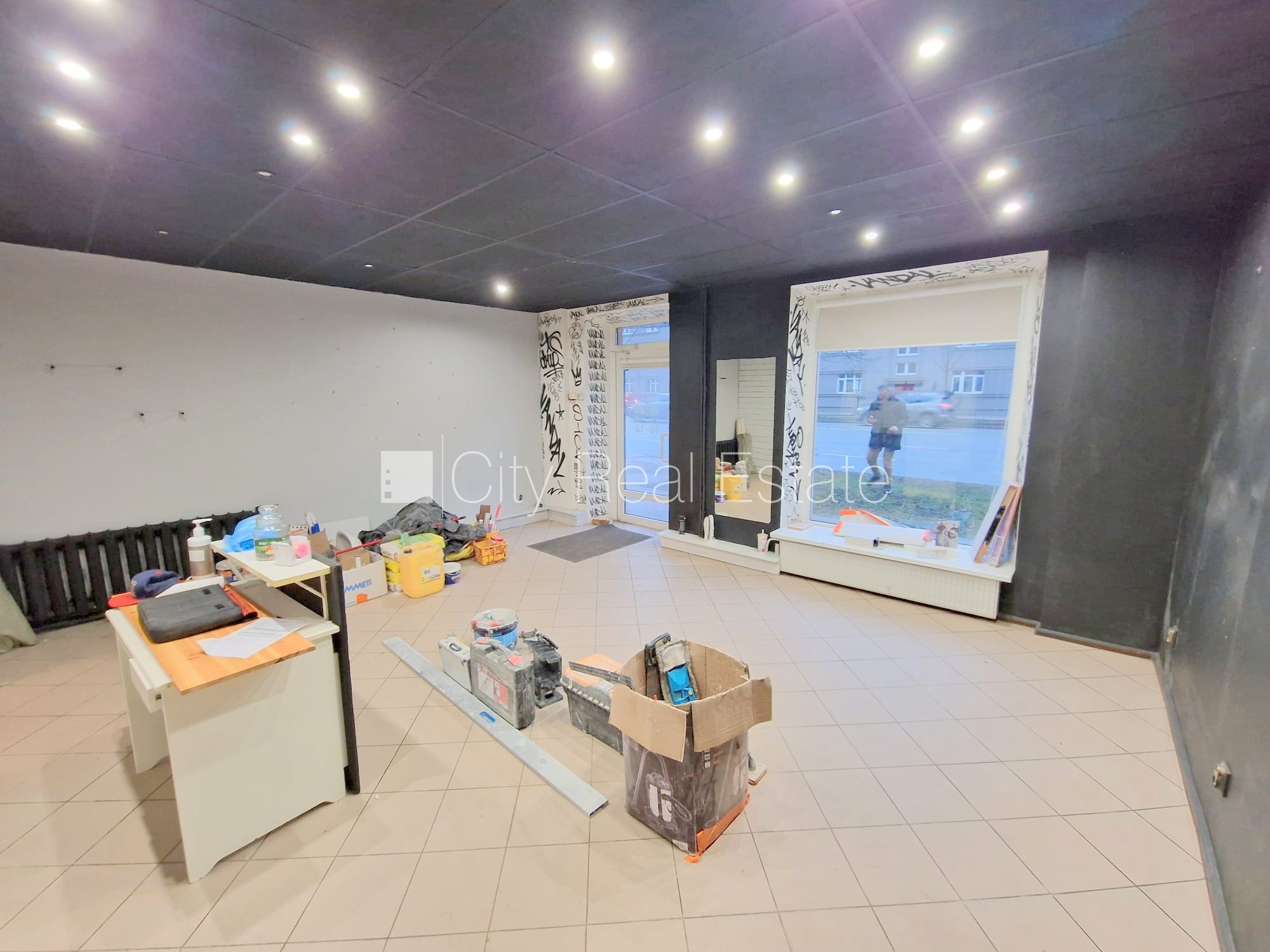 Объявление. Фасадный дом, закрытый двор, место для машины, вход с улицы, окна выходят на улицу, одно помещение Цена: 280 EUR/мес. Foto #1