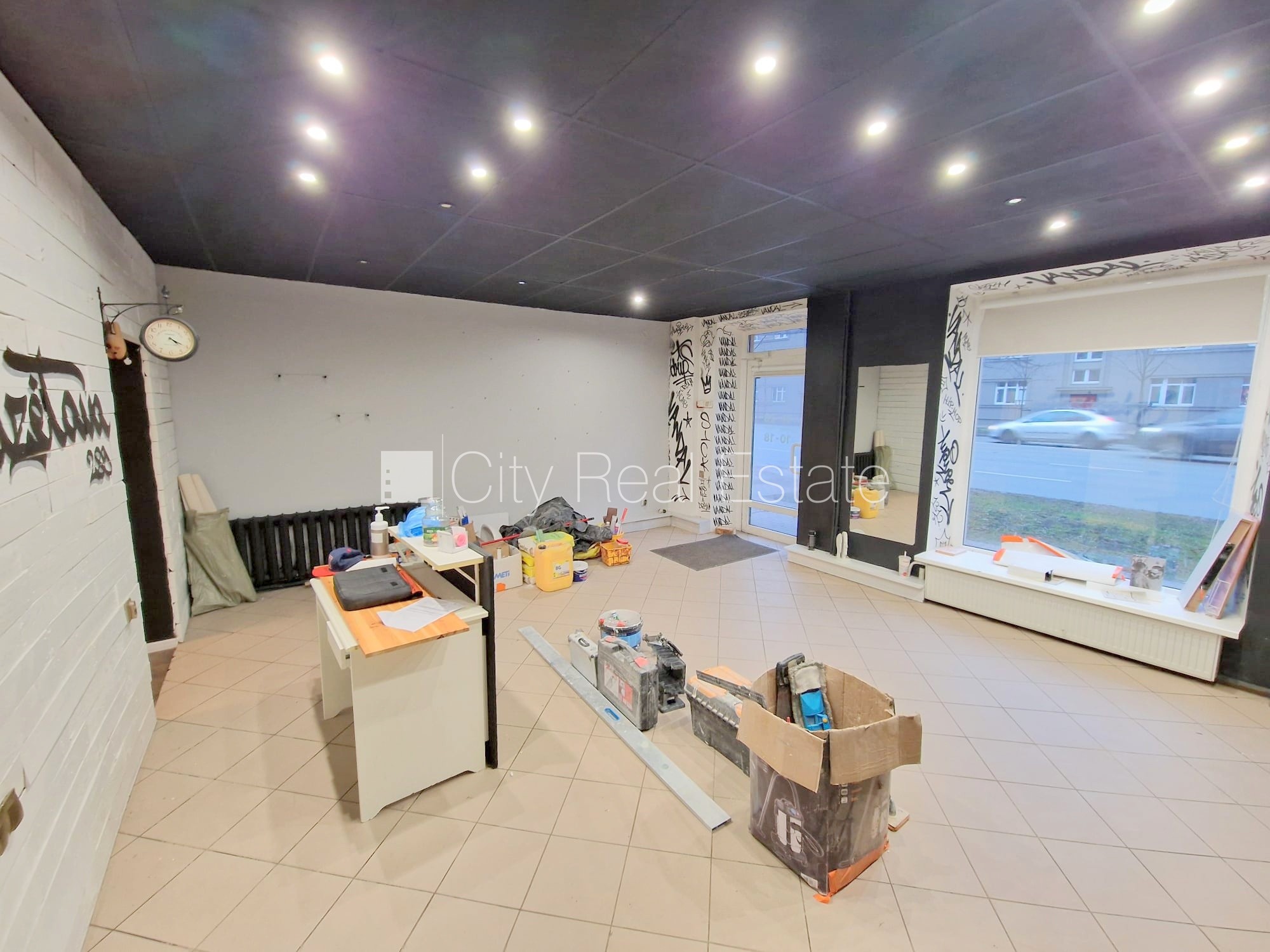 Объявление. Фасадный дом, закрытый двор, место для машины, вход с улицы, окна выходят на улицу, одно помещение Цена: 280 EUR/мес. Foto #3