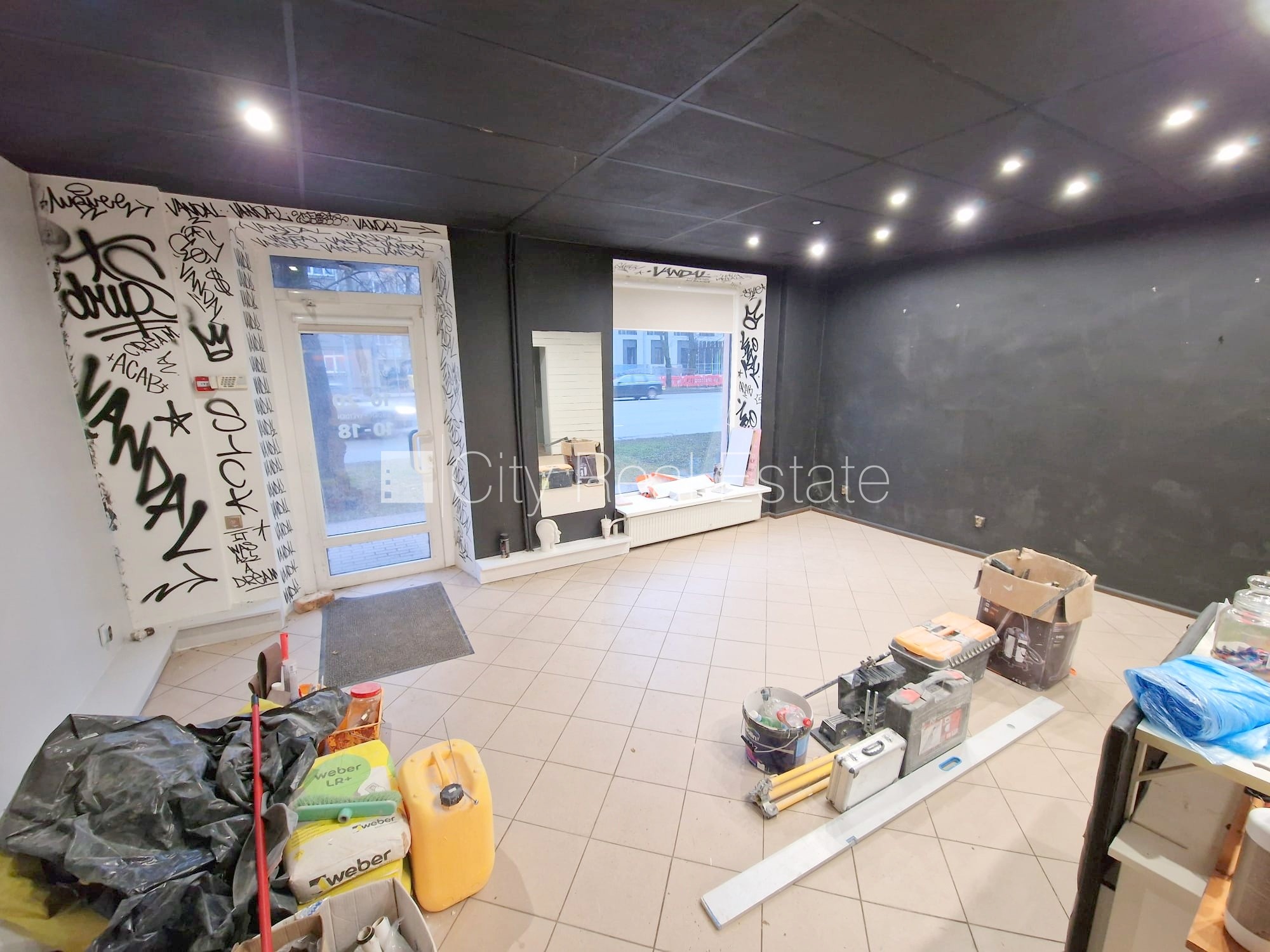 Объявление. Фасадный дом, закрытый двор, место для машины, вход с улицы, окна выходят на улицу, одно помещение Цена: 280 EUR/мес. Foto #4