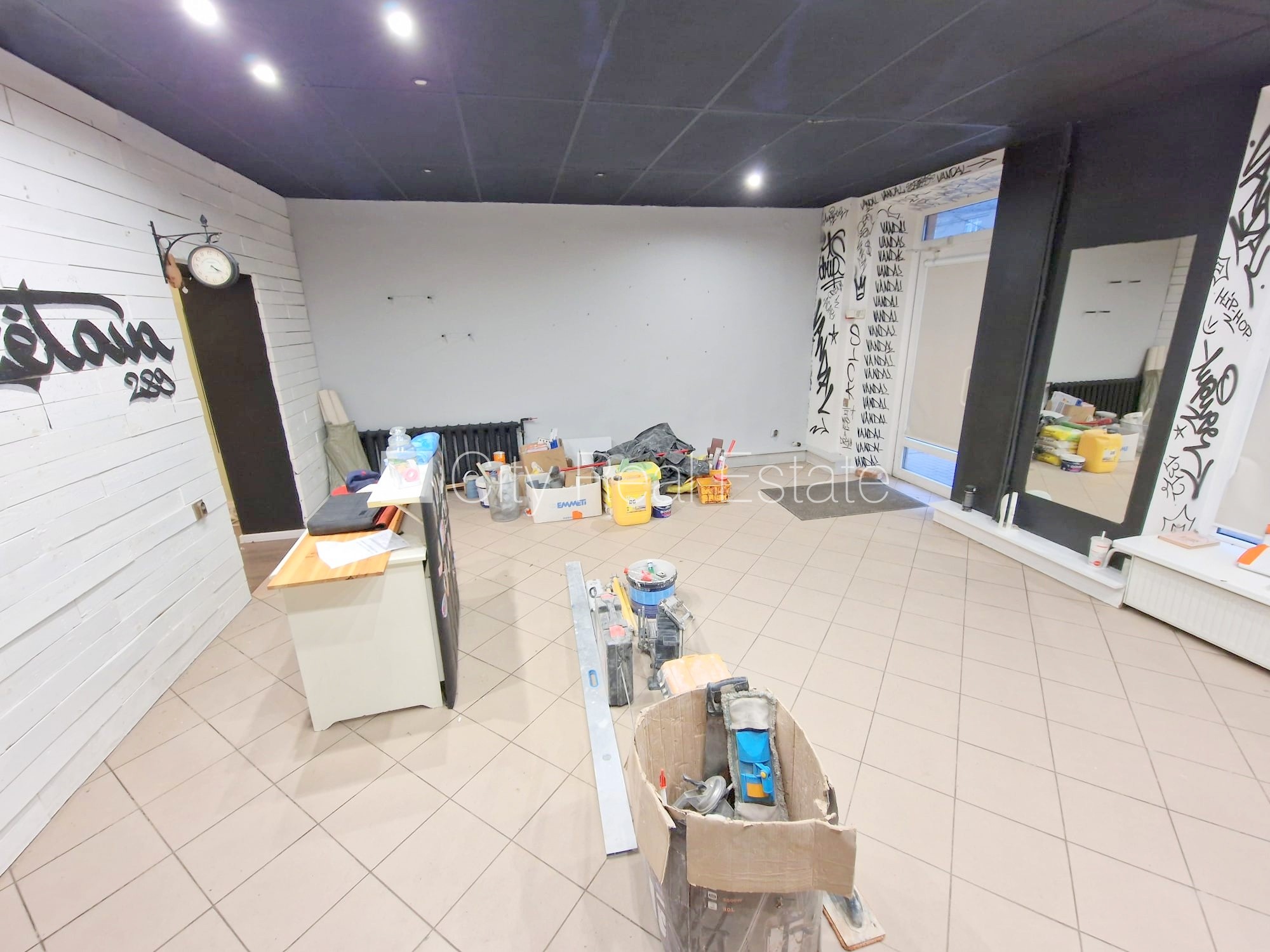 Объявление. Фасадный дом, закрытый двор, место для машины, вход с улицы, окна выходят на улицу, одно помещение Цена: 280 EUR/мес. Foto #6