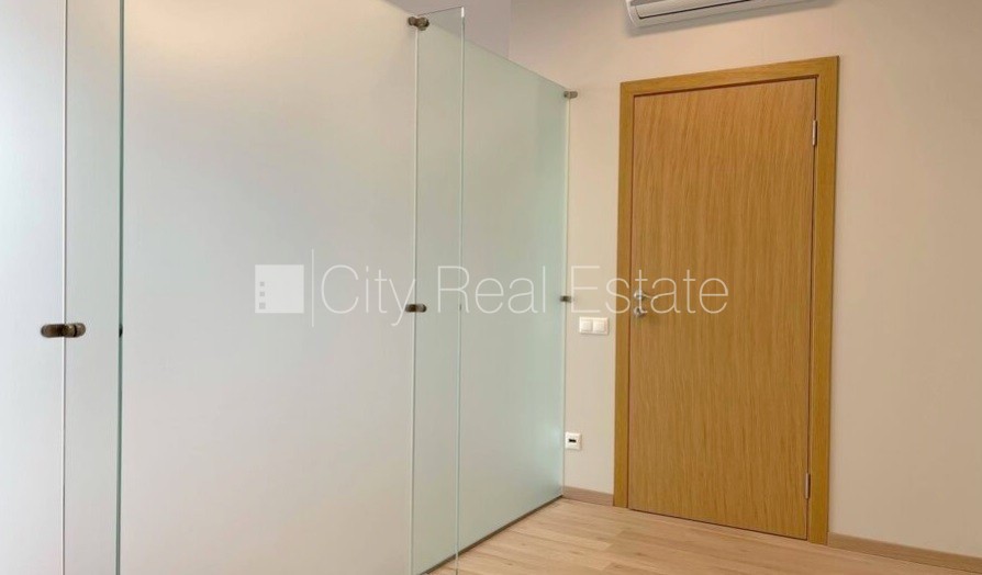 Объявление. Новостройка, фасадный дом, подъездная дорога покрыта брущаткoй, закрытый двор, въездные ворота Цена: 1381 EUR/мес. Foto #4