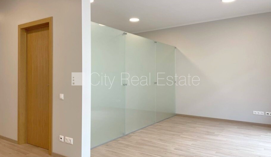 Объявление. Новостройка, фасадный дом, подъездная дорога покрыта брущаткoй, закрытый двор, въездные ворота Цена: 1381 EUR/мес. Foto #3