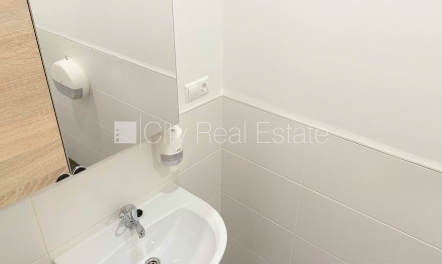 Объявление. Новостройка, фасадный дом, подъездная дорога покрыта брущаткoй, закрытый двор, въездные ворота Цена: 1381 EUR/мес. Foto #10