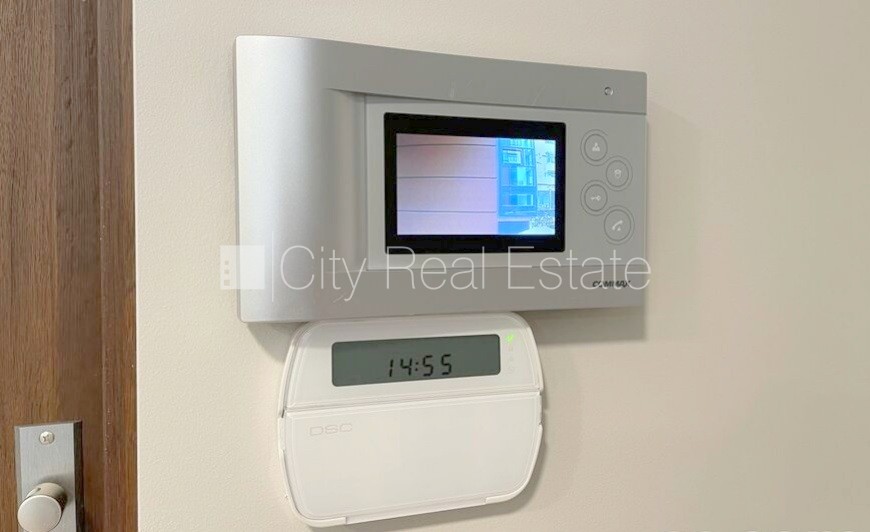 Объявление. Новостройка, фасадный дом, подъездная дорога покрыта брущаткoй, закрытый двор, въездные ворота Цена: 1381 EUR/мес. Foto #11