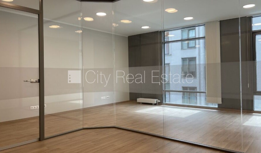 Объявление. Новостройка, фасадный дом, подъездная дорога покрыта брущаткoй, закрытый двор, въездные ворота Цена: 1381 EUR/мес. Foto #2