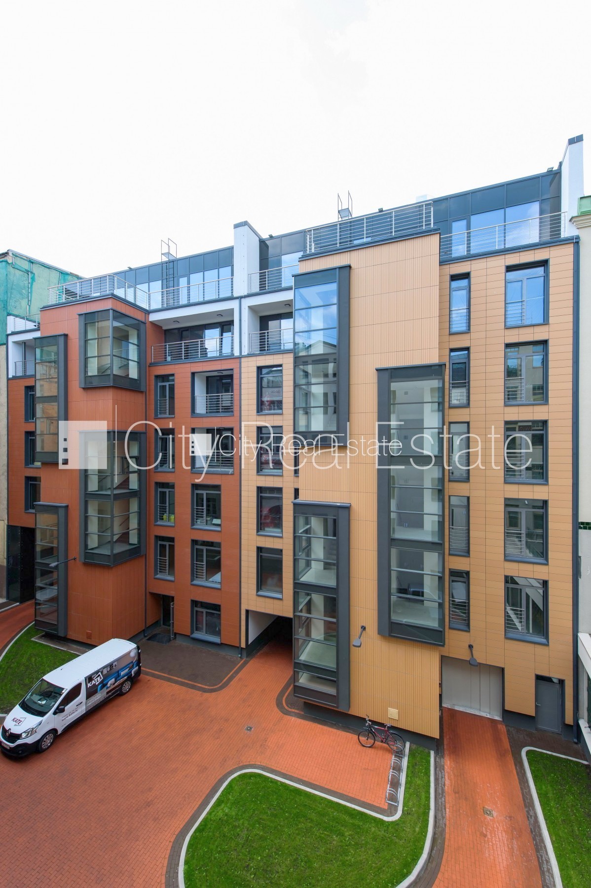 Объявление. Новостройка, фасадный дом, подъездная дорога покрыта брущаткoй, закрытый двор, въездные ворота Цена: 1381 EUR/мес. Foto #8