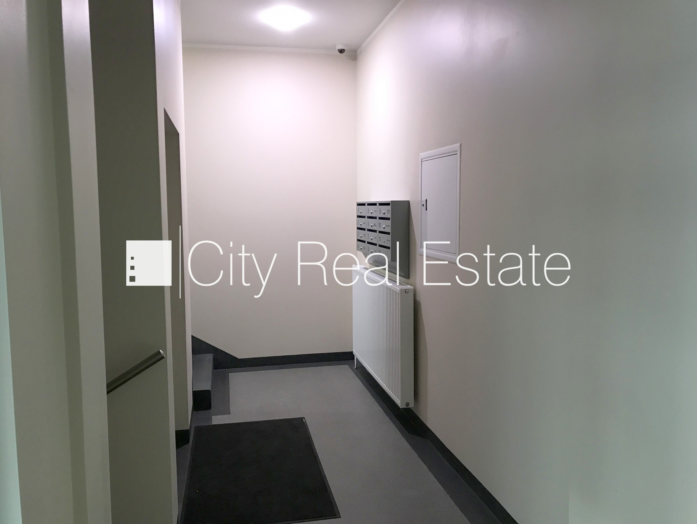 Объявление. Новостройка, фасадный дом, подъездная дорога покрыта брущаткoй, закрытый двор, въездные ворота Цена: 1381 EUR/мес. Foto #14