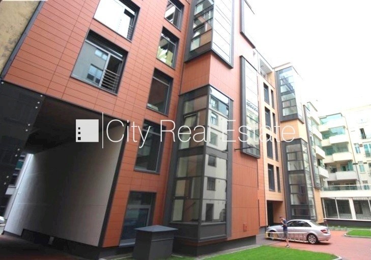 Объявление. Новостройка, фасадный дом, подъездная дорога покрыта брущаткoй, закрытый двор, въездные ворота Цена: 1381 EUR/мес. Foto #18