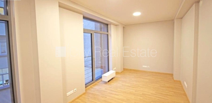 Sludinājumi. Jaunceltne, fasādes māja, ieeja no pagalma, ir lifts, logi vērsti mājas abās pusēs, caurstaigājamas Cena: 1180 EUR/mēn Foto #7