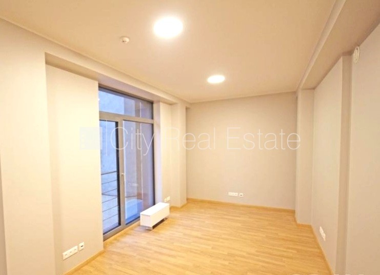 Sludinājumi. Jaunceltne, fasādes māja, ieeja no pagalma, ir lifts, logi vērsti mājas abās pusēs, caurstaigājamas Cena: 1180 EUR/mēn Foto #8