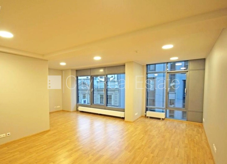 Sludinājumi. Jaunceltne, fasādes māja, ieeja no pagalma, ir lifts, logi vērsti mājas abās pusēs, caurstaigājamas Cena: 1180 EUR/mēn Foto #12