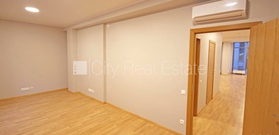 Sludinājumi. Jaunceltne, fasādes māja, ieeja no pagalma, ir lifts, logi vērsti mājas abās pusēs, caurstaigājamas Cena: 1180 EUR/mēn Foto #6