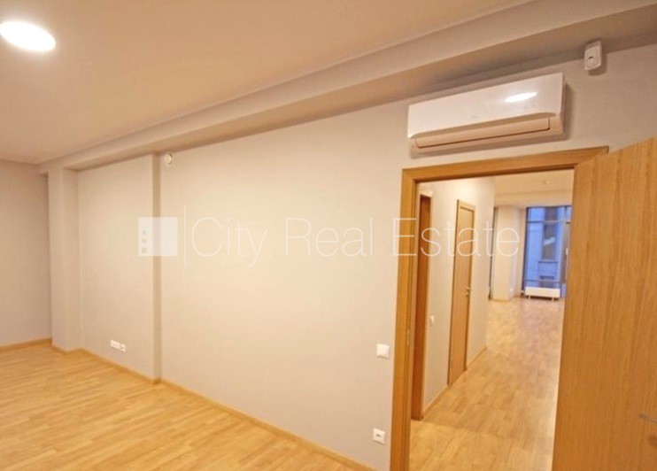 Sludinājumi. Jaunceltne, fasādes māja, ieeja no pagalma, ir lifts, logi vērsti mājas abās pusēs, caurstaigājamas Cena: 1180 EUR/mēn Foto #10