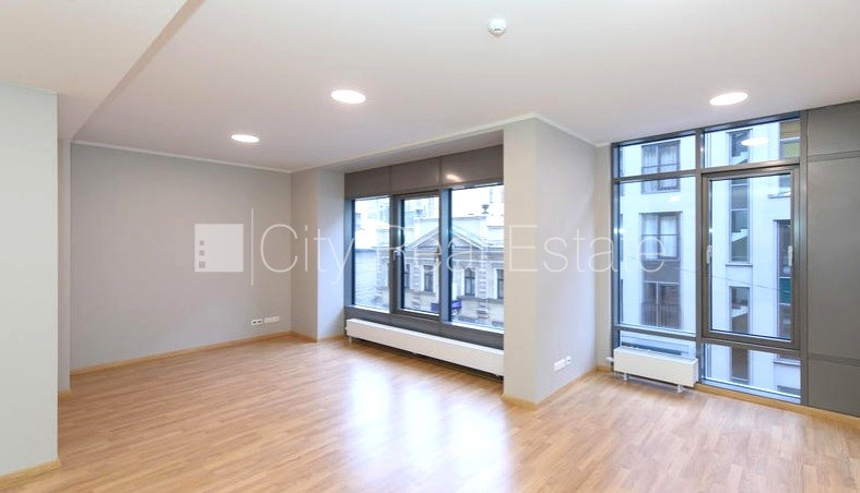 Sludinājumi. Jaunceltne, fasādes māja, ieeja no pagalma, ir lifts, logi vērsti mājas abās pusēs, caurstaigājamas Cena: 1180 EUR/mēn Foto #1