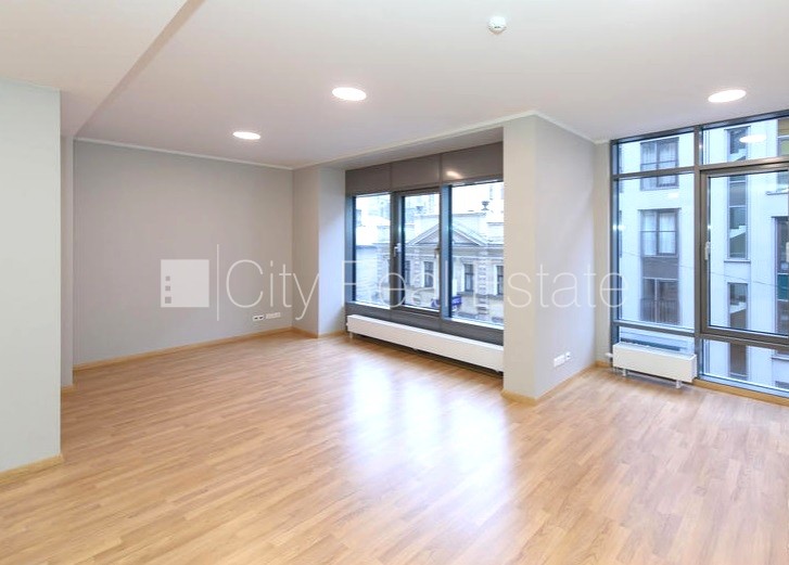 Sludinājumi. Jaunceltne, fasādes māja, ieeja no pagalma, ir lifts, logi vērsti mājas abās pusēs, caurstaigājamas Cena: 1180 EUR/mēn Foto #2