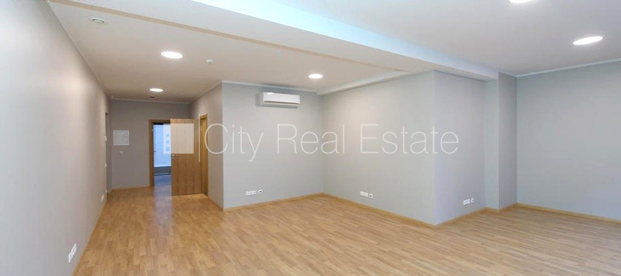 Sludinājumi. Jaunceltne, fasādes māja, ieeja no pagalma, ir lifts, logi vērsti mājas abās pusēs, caurstaigājamas Cena: 1180 EUR/mēn Foto #4