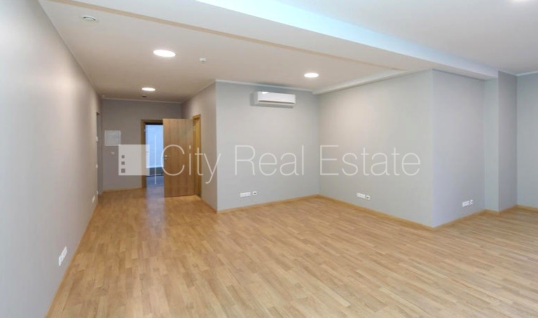 Sludinājumi. Jaunceltne, fasādes māja, ieeja no pagalma, ir lifts, logi vērsti mājas abās pusēs, caurstaigājamas Cena: 1180 EUR/mēn Foto #3