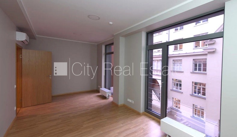 Sludinājumi. Jaunceltne, fasādes māja, ieeja no pagalma, ir lifts, logi vērsti mājas abās pusēs, caurstaigājamas Cena: 1180 EUR/mēn Foto #5