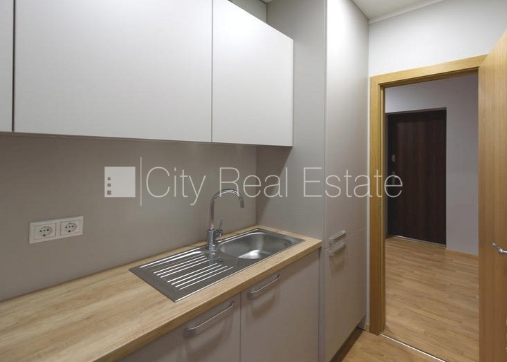 Sludinājumi. Jaunceltne, fasādes māja, ieeja no pagalma, ir lifts, logi vērsti mājas abās pusēs, caurstaigājamas Cena: 1180 EUR/mēn Foto #14