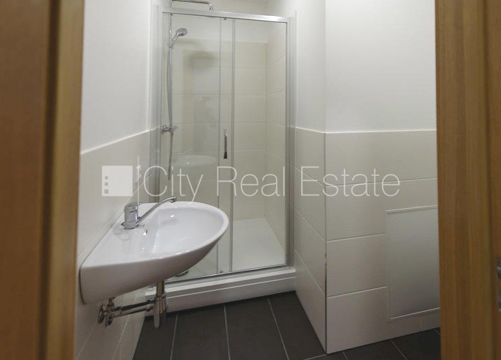 Sludinājumi. Jaunceltne, fasādes māja, ieeja no pagalma, ir lifts, logi vērsti mājas abās pusēs, caurstaigājamas Cena: 1180 EUR/mēn Foto #18