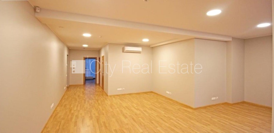 Sludinājumi. Jaunceltne, fasādes māja, ieeja no pagalma, ir lifts, logi vērsti mājas abās pusēs, caurstaigājamas Cena: 1180 EUR/mēn Foto #11