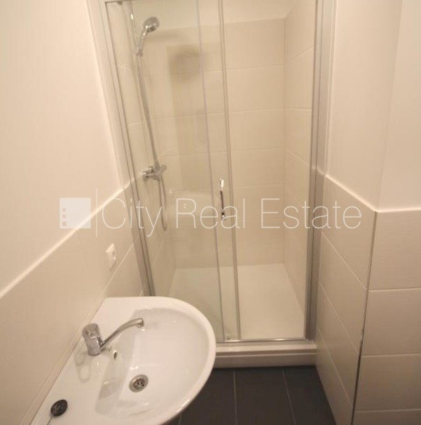 Sludinājumi. Jaunceltne, fasādes māja, ieeja no pagalma, ir lifts, logi vērsti mājas abās pusēs, caurstaigājamas Cena: 1180 EUR/mēn Foto #19