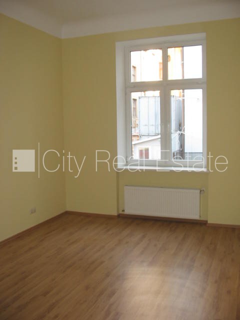 Sludinājumi. Projekts - Skolas 9, fasādes māja, renovēta māja, ieeja no ielas, kāpņu telpa pēc kosmētiskā Cena: 920 EUR/mēn Foto #6