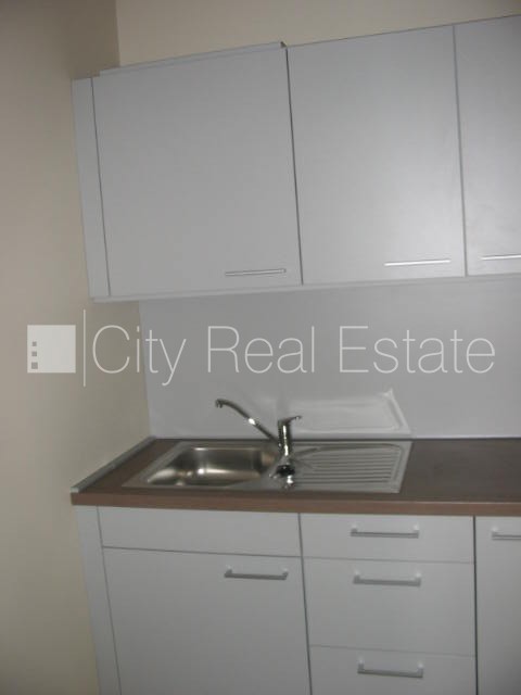 Sludinājumi. Projekts - Skolas 9, fasādes māja, renovēta māja, ieeja no ielas, kāpņu telpa pēc kosmētiskā Cena: 920 EUR/mēn Foto #5