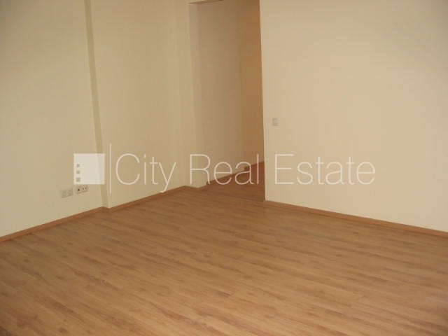 Sludinājumi. Projekts - Skolas 9, fasādes māja, renovēta māja, ieeja no ielas, kāpņu telpa pēc kosmētiskā Cena: 920 EUR/mēn Foto #7