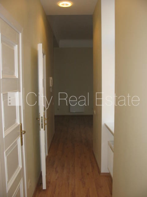 Sludinājumi. Projekts - Skolas 9, fasādes māja, renovēta māja, ieeja no ielas, kāpņu telpa pēc kosmētiskā Cena: 920 EUR/mēn Foto #8