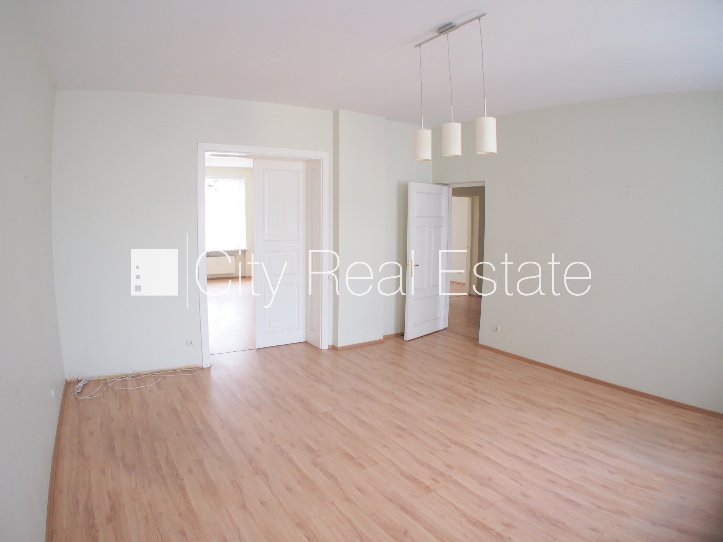 Sludinājumi. Projekts - Skolas 9, fasādes māja, renovēta māja, ieeja no ielas, kāpņu telpa pēc kosmētiskā Cena: 920 EUR/mēn Foto #4