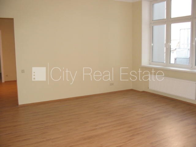 Sludinājumi. Projekts - Skolas 9, fasādes māja, renovēta māja, ieeja no ielas, kāpņu telpa pēc kosmētiskā Cena: 920 EUR/mēn Foto #9