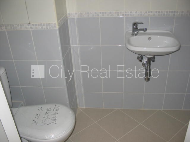 Sludinājumi. Projekts - Skolas 9, fasādes māja, renovēta māja, ieeja no ielas, kāpņu telpa pēc kosmētiskā Cena: 920 EUR/mēn Foto #10