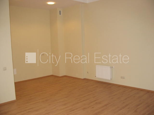 Sludinājumi. Projekts - Skolas 9, fasādes māja, renovēta māja, ieeja no ielas, kāpņu telpa pēc kosmētiskā Cena: 920 EUR/mēn Foto #11