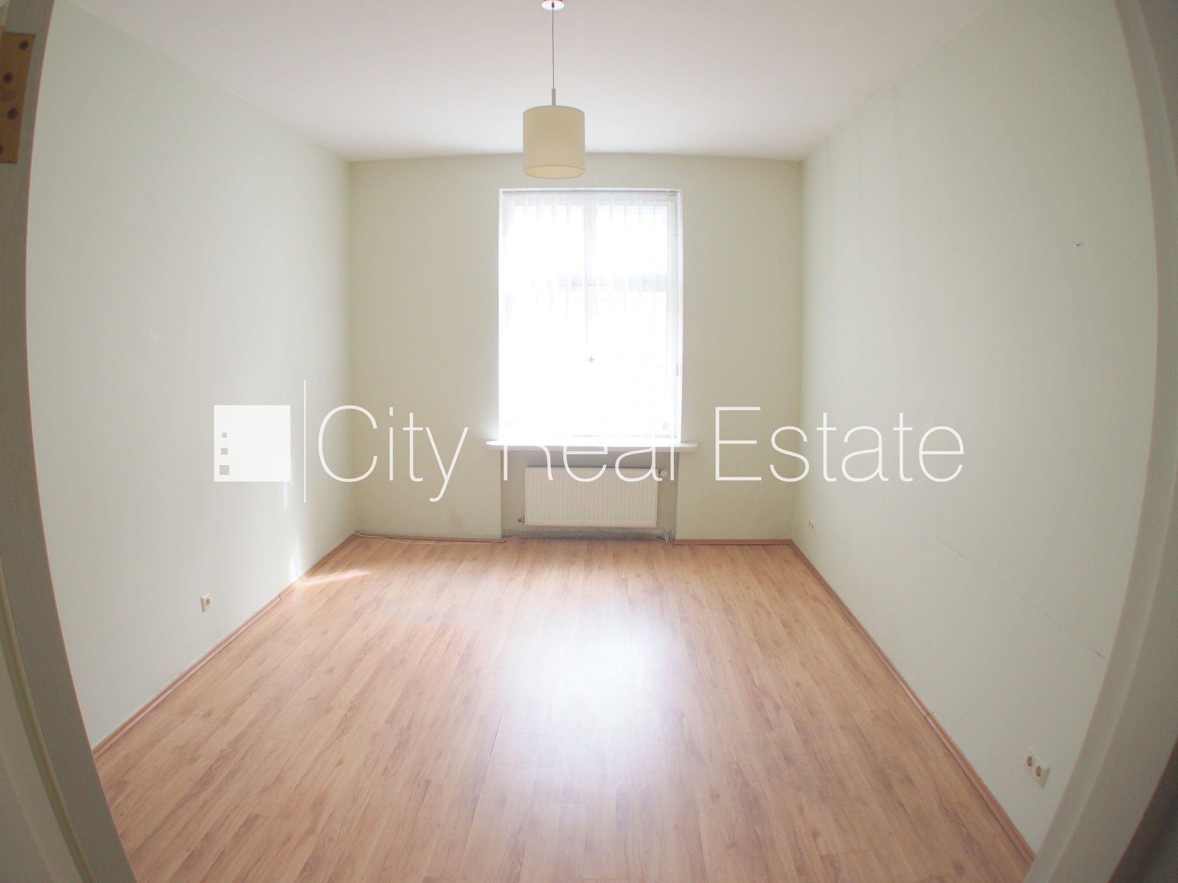 Sludinājumi. Projekts - Skolas 9, fasādes māja, renovēta māja, ieeja no ielas, kāpņu telpa pēc kosmētiskā Cena: 920 EUR/mēn Foto #2