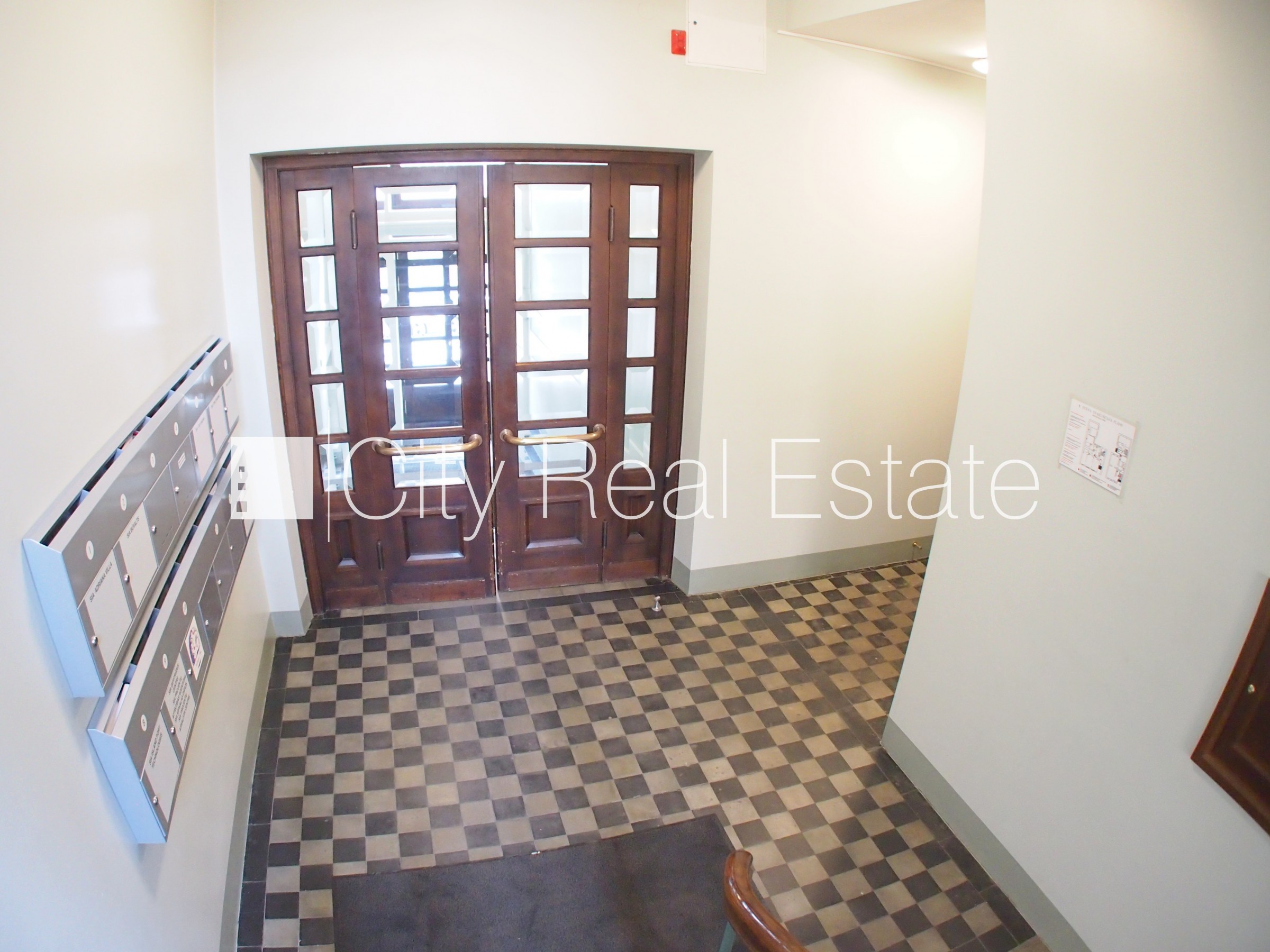 Sludinājumi. Projekts - Skolas 9, fasādes māja, renovēta māja, ieeja no ielas, kāpņu telpa pēc kosmētiskā Cena: 920 EUR/mēn Foto #14