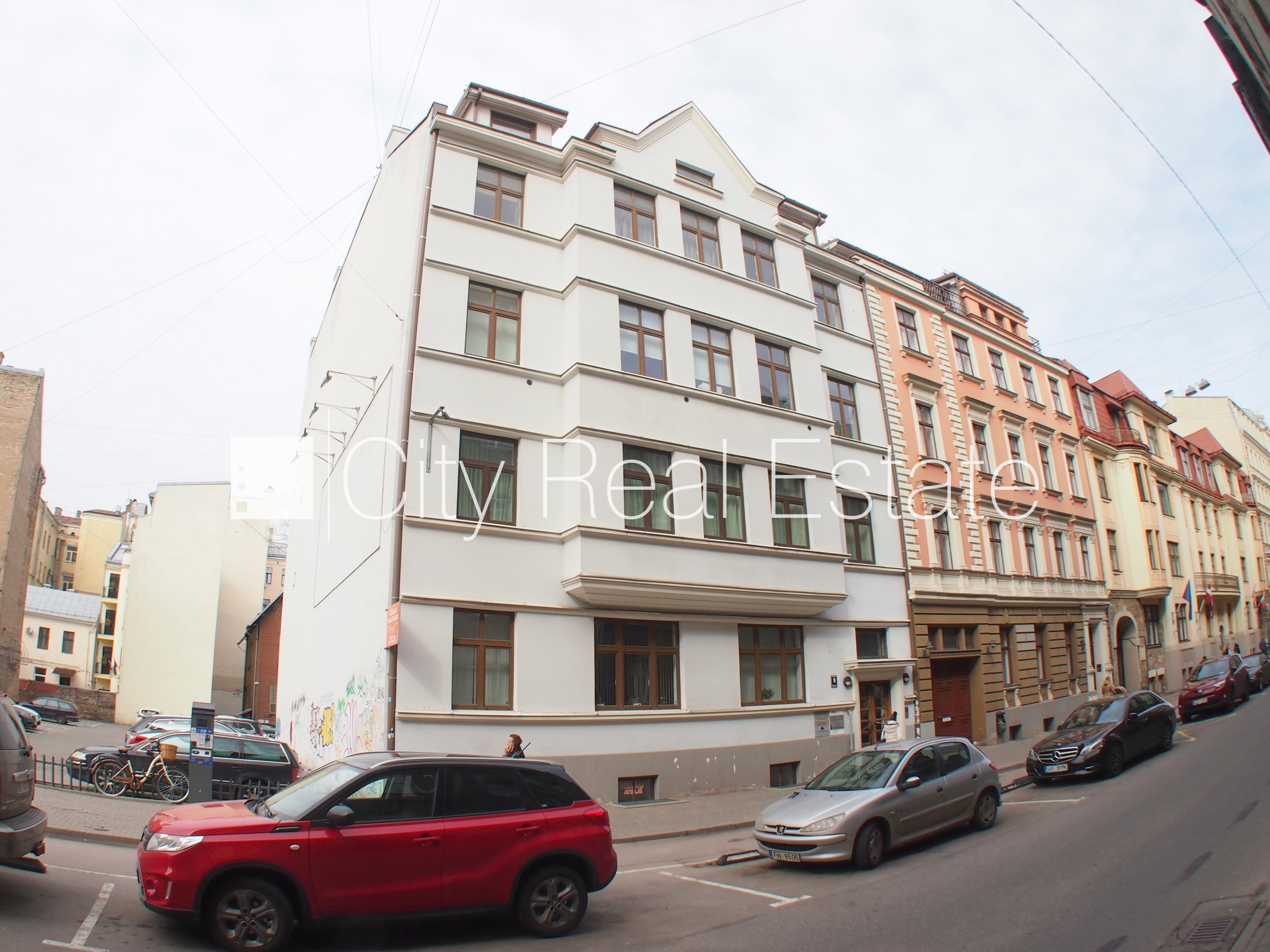 Sludinājumi. Projekts - Skolas 9, fasādes māja, renovēta māja, ieeja no ielas, kāpņu telpa pēc kosmētiskā Cena: 920 EUR/mēn Foto #17