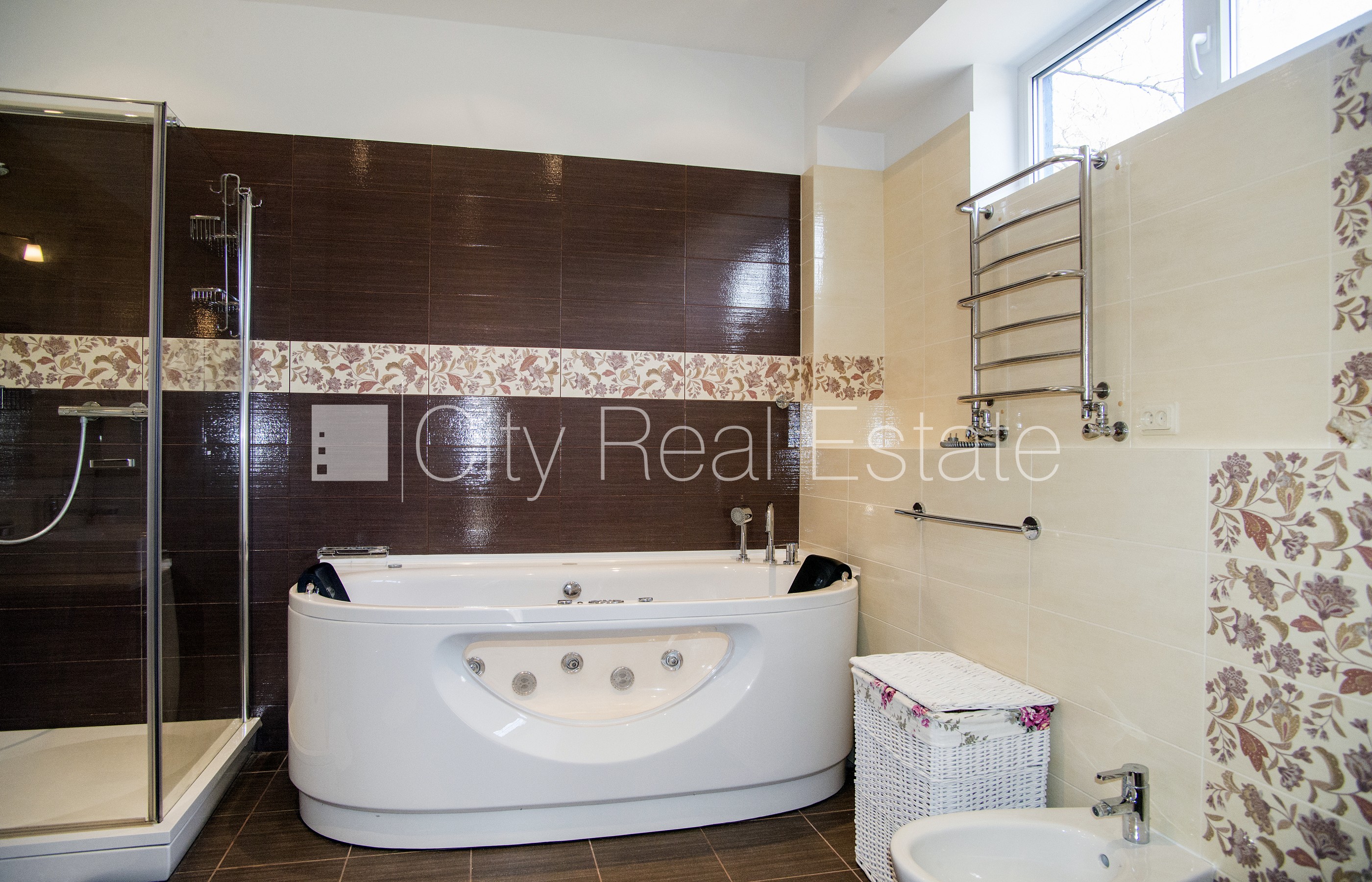 Объявление. Земля в собственности, новостройка, фасадный дом, кирпичные стены, благоустроенная озеленённая Цена: 350000 EUR Foto #12