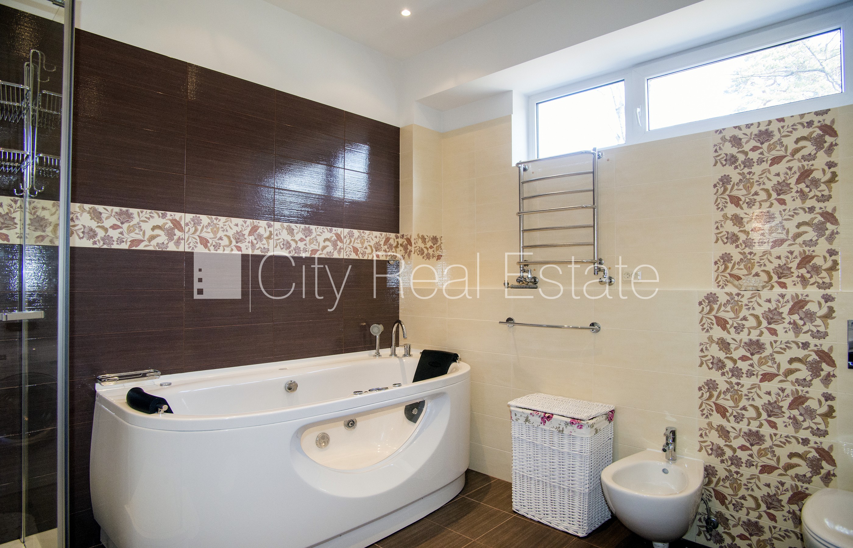 Объявление. Земля в собственности, новостройка, фасадный дом, кирпичные стены, благоустроенная озеленённая Цена: 350000 EUR Foto #14