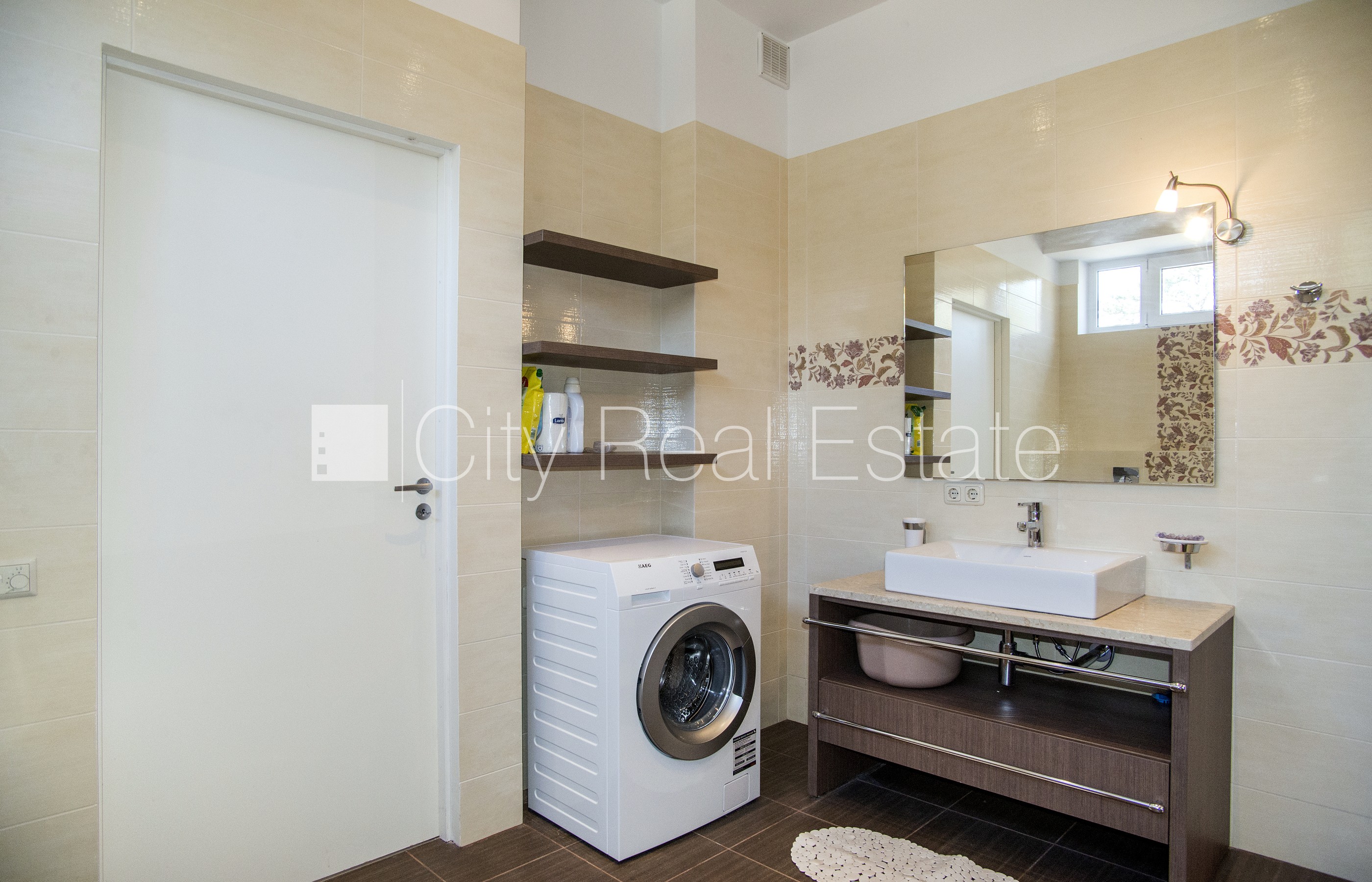 Объявление. Земля в собственности, новостройка, фасадный дом, кирпичные стены, благоустроенная озеленённая Цена: 350000 EUR Foto #15