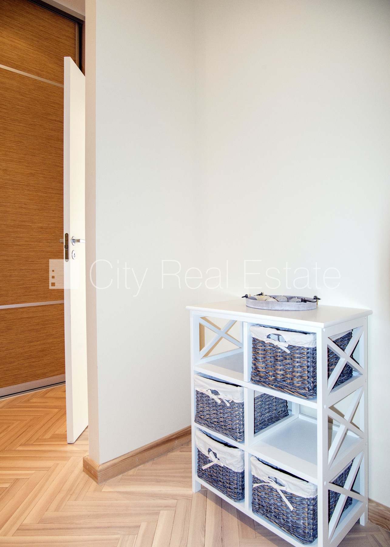 Объявление. Земля в собственности, новостройка, фасадный дом, кирпичные стены, благоустроенная озеленённая Цена: 350000 EUR Foto #16