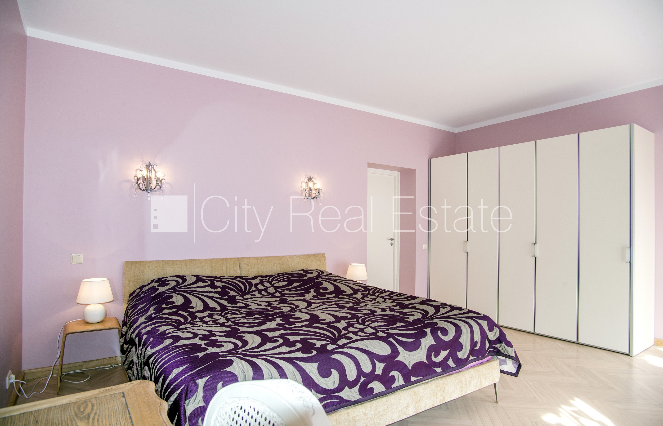 Объявление. Земля в собственности, новостройка, фасадный дом, кирпичные стены, благоустроенная озеленённая Цена: 350000 EUR Foto #6