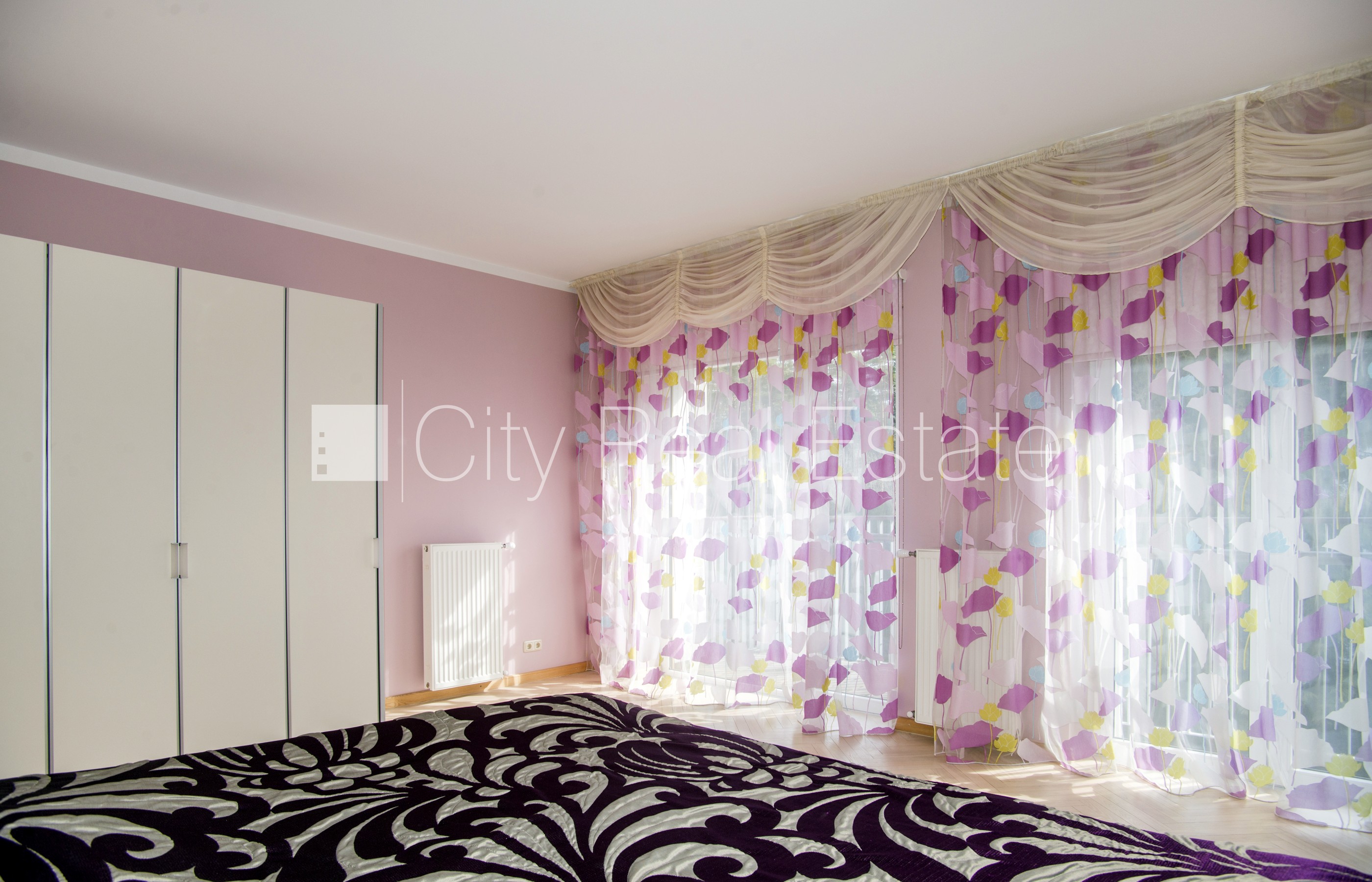 Объявление. Земля в собственности, новостройка, фасадный дом, кирпичные стены, благоустроенная озеленённая Цена: 350000 EUR Foto #9