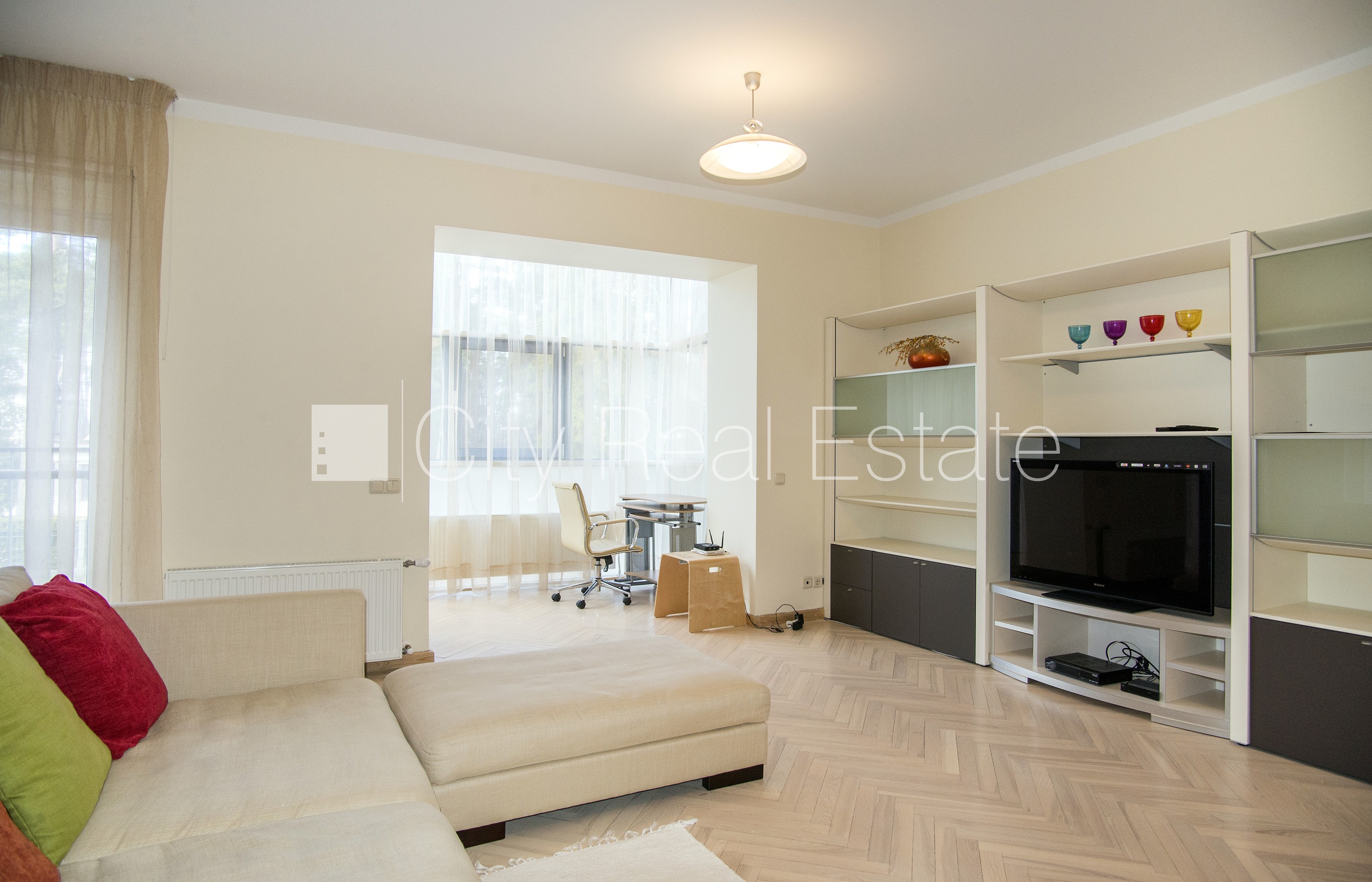 Объявление. Земля в собственности, новостройка, фасадный дом, кирпичные стены, благоустроенная озеленённая Цена: 350000 EUR Foto #4