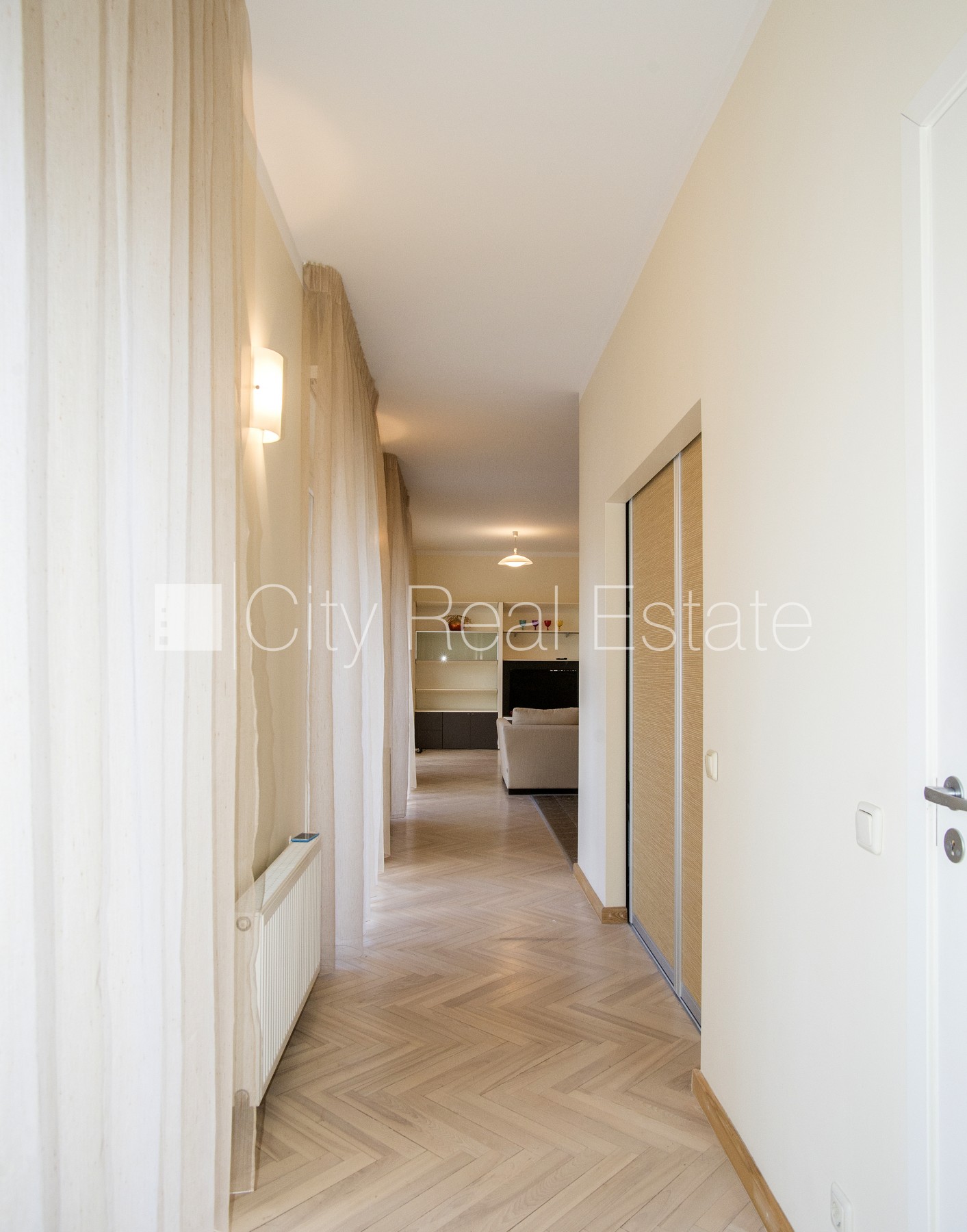 Объявление. Земля в собственности, новостройка, фасадный дом, кирпичные стены, благоустроенная озеленённая Цена: 350000 EUR Foto #19